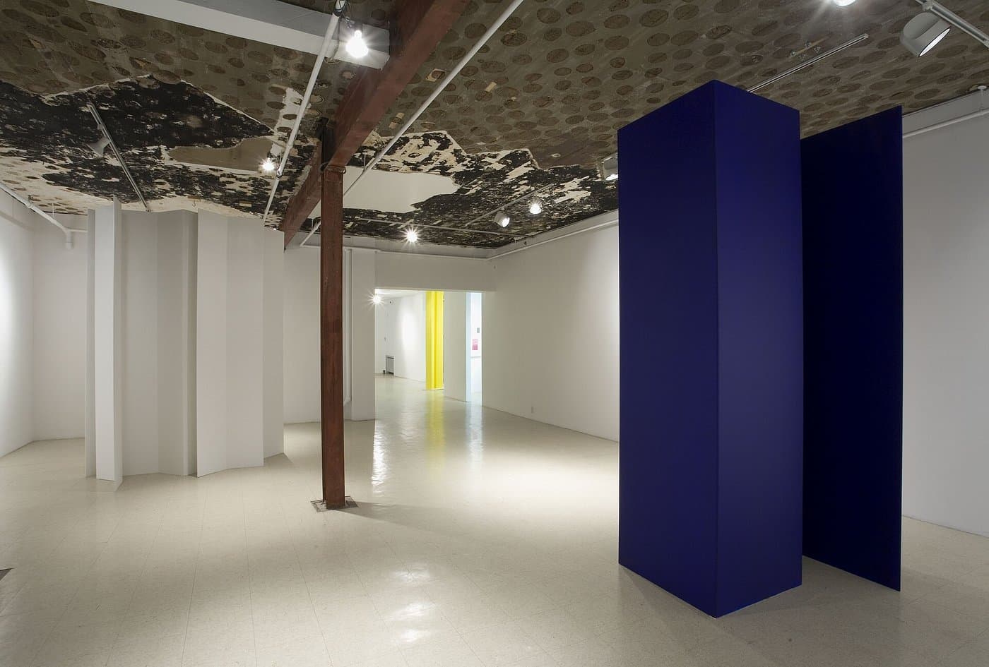 Claude Tousignant's Modulateur de lumière: tall dark blue panels standing in a white gallery.