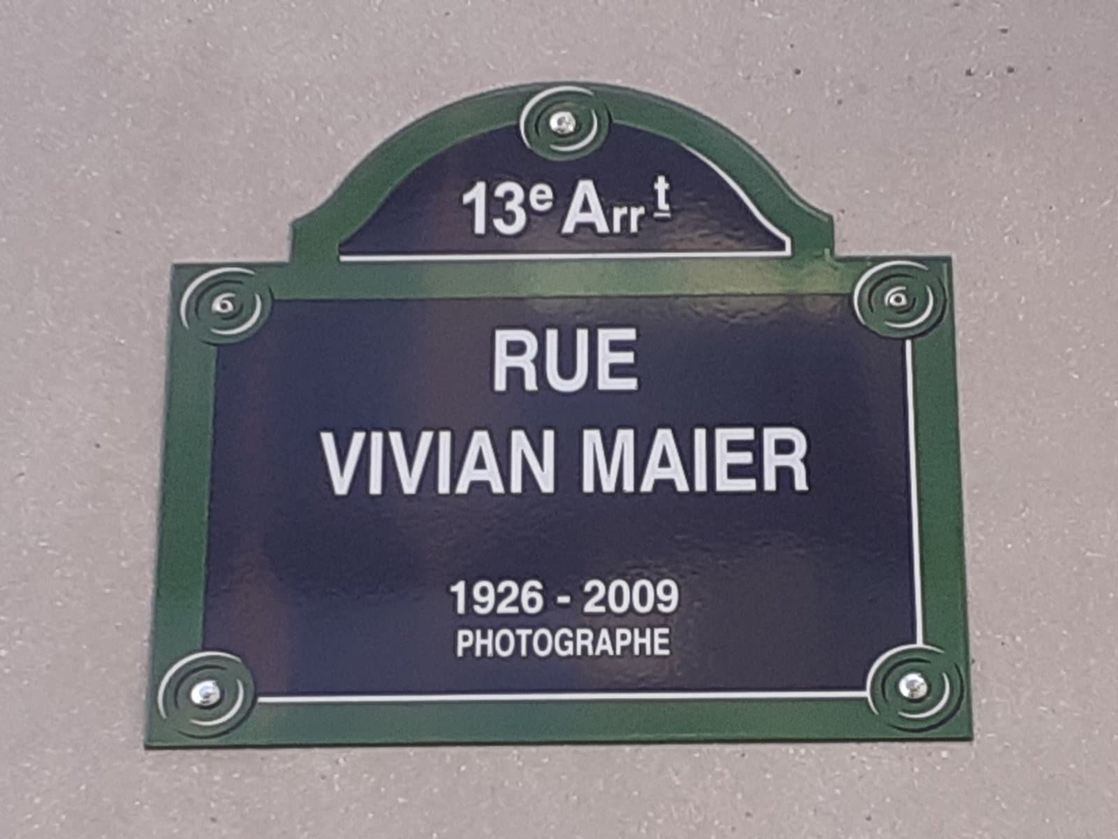 A blue Paris street sign reading Rue Vivian Maier, 1926–2009, photographe